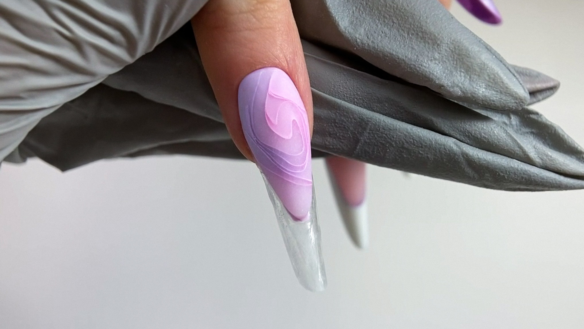 Video lesson on sculpting the nail bed